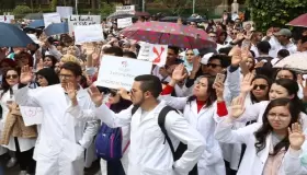 من جديد..طلبة الطب يعودون للإحتجاج..