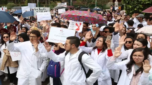 توقيفات في حق طلبة الطب والصيدلة.. ومطالب برلمانية لوزير التعليم العالي بالتراجع عن القرار