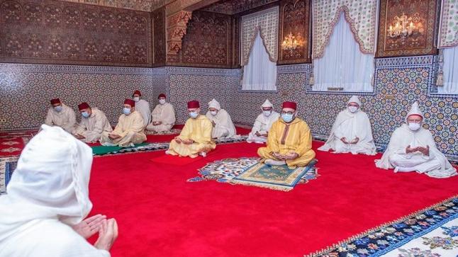 الملك يؤدي صلاة العيد دون خطبة وفي إطار احترام الحجر الصحي..