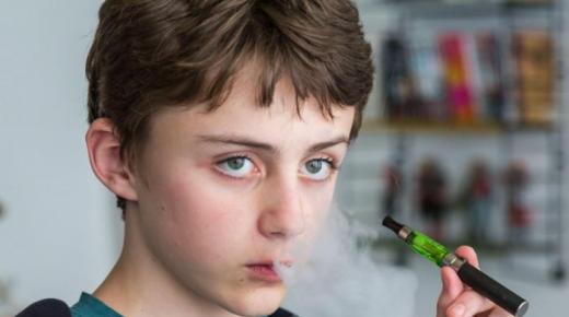 رسميا..السجائر الإلكترونية تنتشر في صفوف أطفال المدارس المغربية بصفة مقلقة..