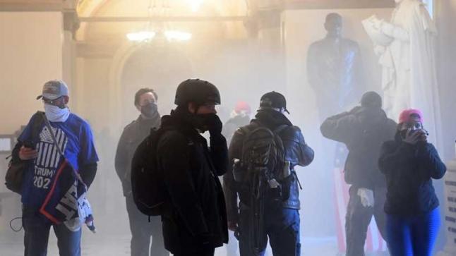عاجل..الشرطة تطلق قنابل الغاز.. وأنصار ترامب يقتحمون مقر الكونغرس..