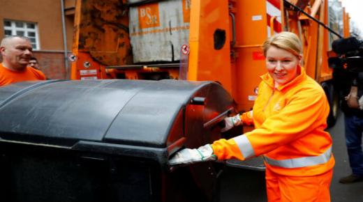 بالصور: وزيرة ألمانية تجمع القمامة احتفالًا باليوم العالمي للمرأة