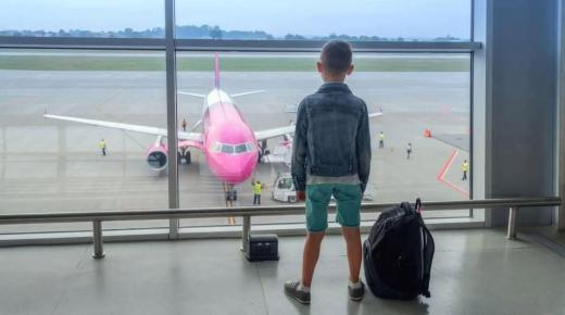 مُقلق.. والدان مغربيان يتركان طفلهما  في مطار برشلونة ويسافران..