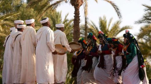 الوثائقي المغربي “مدرسة الأمل” يرصد معاناة البدو الرحل وحق التعليم..