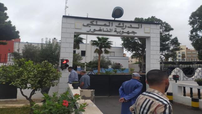 مهنيو سيارة الأجرة بالناظور ينفذون وقفة احتجاجية من أمام قيادة الدرك ضذّ ما يلحقهم من تعسّف..(صور)..