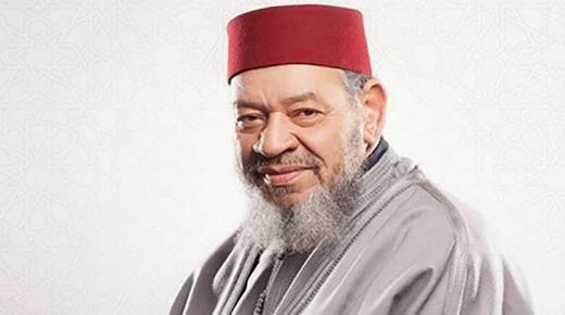 الفنان المغربي عبد الهادي بلخياط يرفع الأذان في أحد مساجد المملكة
