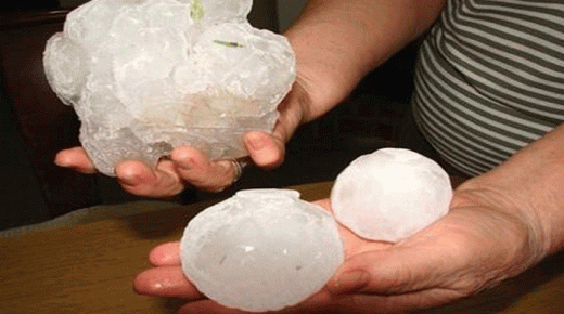 إصابة 18 شخصا إثر سقوط ثلوج بحجم البرتقال في وسط إيطاليا