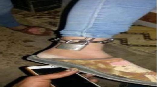صادم..أب يكبل ابنته بالسلاسل والأقفال والأمن يتدخل لوضع حد لمأساتها