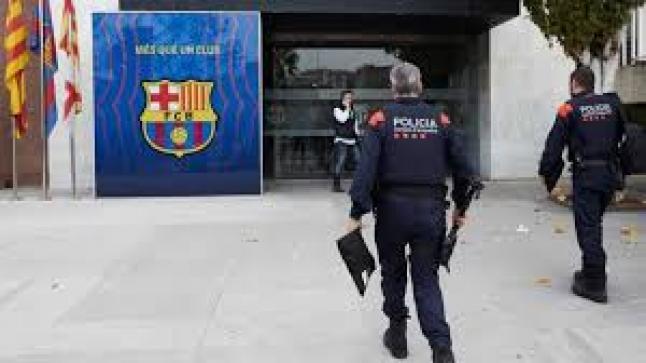 عمليات تفتيش في مقر نادي برشلونة واعتقال العديد من المسؤولين..