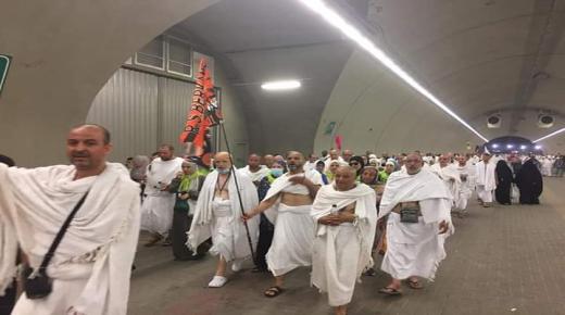 حجاج بإقليم بركان يطوفون في مكة بعلم فريق النهضة