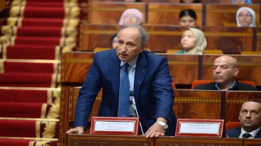 “قالّك حكومة الكفاءات”..تلميذة مجتهدة تتفوّق على وزير كسول في “قسم” البرلمان ؟؟