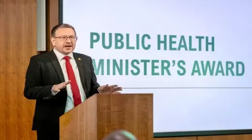 إقالة وزير بريطاني سخر من مسنة في مجموعة مغلقة على “واتساب”