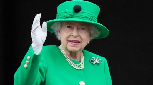 قصر بكنغهام يعلن وفاة الملكة إليزابيث..￼