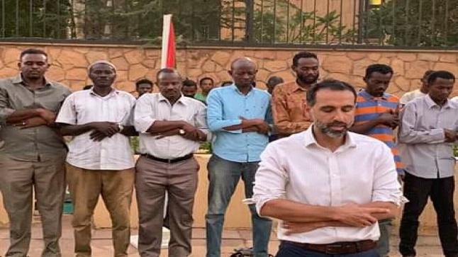 سفير بريطانيا بالسودان يقيم مأدبة إفطار جماعية للمارة ويصلي بهم في الشارع العام