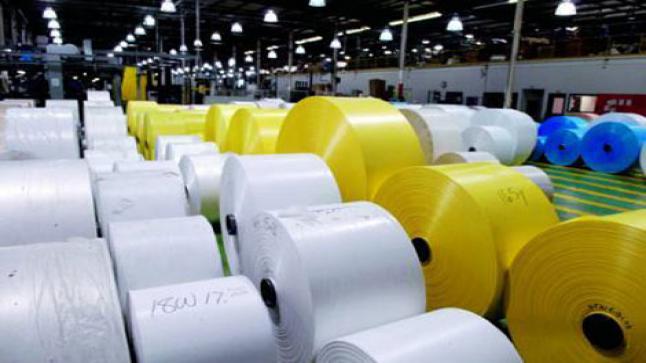 بسبب الأكياس البلاستيكية.. وزارة الصناعة تعاقب7 شركات وتعلق تراخيصها