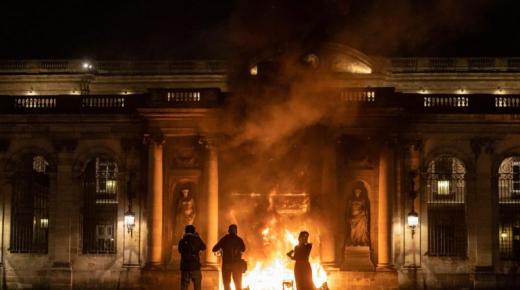فرنسا..المتظاهرون يحرقون مقر بلدية بوردو