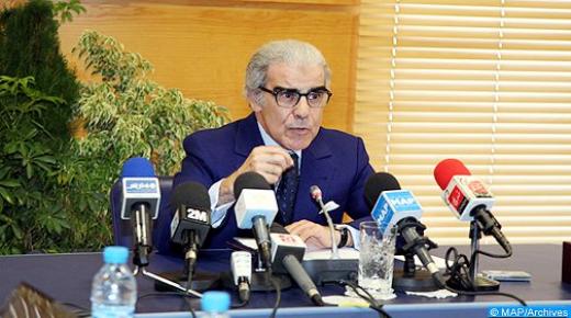 والي بنك المغرب يحارب “الكاش” ويدفع المغاربة إلى الأداء عبر الهاتف النقال..