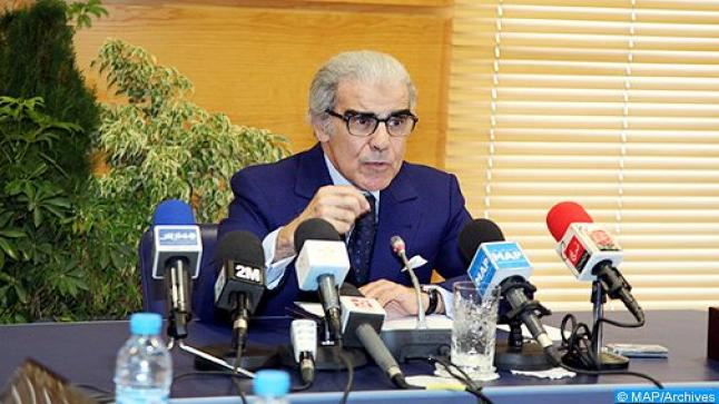 والي بنك المغرب يحارب “الكاش” ويدفع المغاربة إلى الأداء عبر الهاتف النقال..