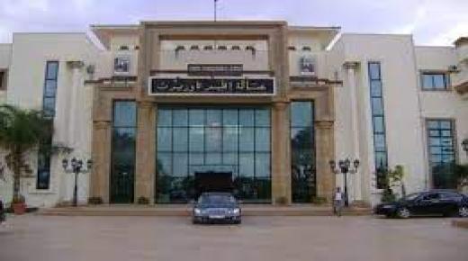 في مشهد غريب..متظاهرون يطوفون بـ”جثمان” متوف أمام عمالة تاوريرت..