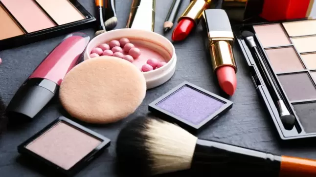 مواد كيميائية سامة تخترق صناعة مستحضرات التجميل￼