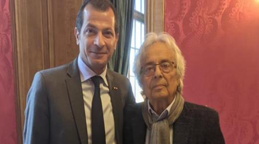 وسام الاستحقاق الوطني من الدرجة الفضية للشاعر العربي أدونيس منحه إياه السفير عدوان باسم رئيس الجمهورية اللبنانية..