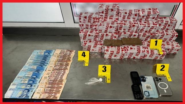 توقيف شرطي ضُبط متلبسا بحيازة 22 كيلوغراما من مخدر الشيرا..