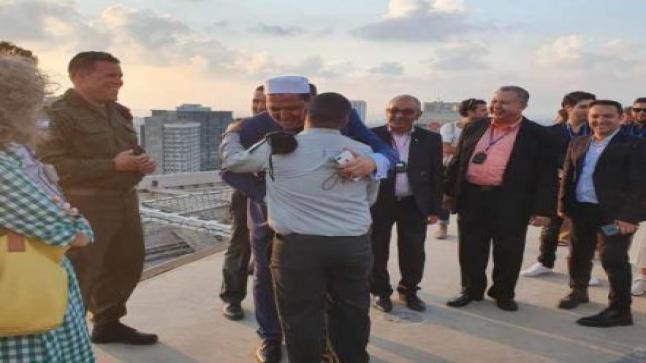 مُخجل .. إمام يزور تل ابيب ويعانق جنودا إسرائيليين بحرارة ويدعو لهم بالنصر المبين على الشعب الفلسطيني