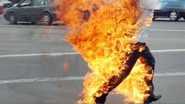 التحقيق في إقدام شخص على إضرام النار في جسده أمام دائرة أمنية..