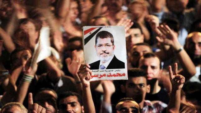 دفن محمود مرسي فجرا في القاهرة وسط تشديدات أمنية وغياب كامل لمناصريه