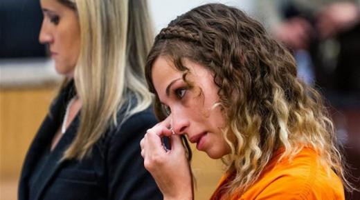 معلمة استغلت تلميذها جنسياً.. حكم عليها بالسجن 20 عاماً