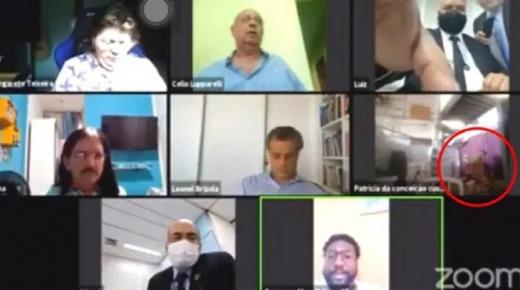 صدمة من علاقة جنسية مباشرة خلال اجتماع حكومي عبر تطبيق “زوم” ..