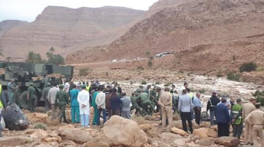 حصيلة أولية .. مصرع 6 أشخاص في حادث انقلاب حافلة نقل مسافرين جراء فيضان “واد دمشان” بالرشيدية