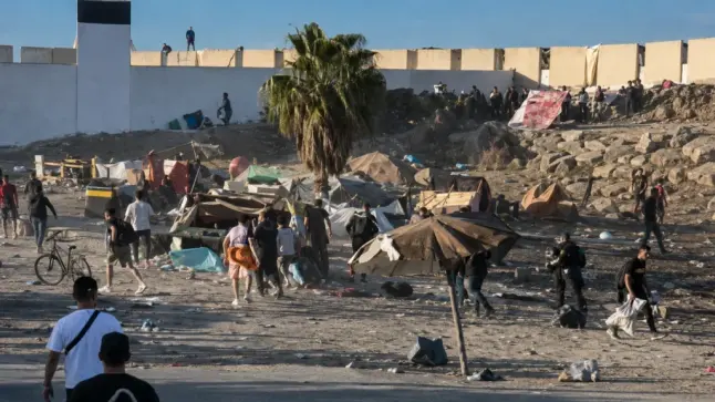 مواجهات حادة في سبتة المحتلة بعد اقتحام مخيمات مهاجرين وإحراق خيامهم