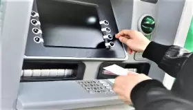 انتحال صفة موظفين عموميين للاستيلاء على بيانات بنكية يورط عشرينيا..