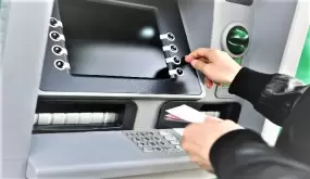 انتحال صفة موظفين عموميين للاستيلاء على بيانات بنكية يورط عشرينيا..