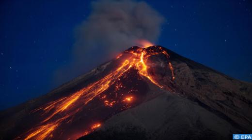 حمم بركان أرخبيل الكناري المقابلة للمغرب تواصل تدفقها مدمرة في طريقها نحو مائة منزل..