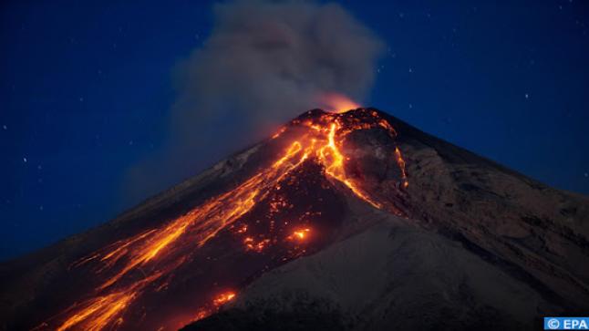 حمم بركان أرخبيل الكناري المقابلة للمغرب تواصل تدفقها مدمرة في طريقها نحو مائة منزل..