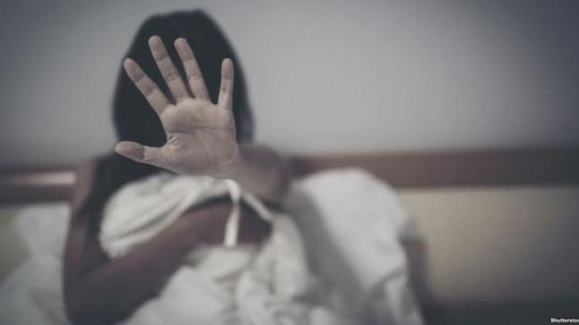 نفذها أفراد من عائلتها.. جريمة شنيعة بحق طفلة بعمر 13 عاما تهز العالم العربي..