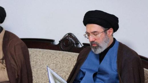 مجتبى خامنئي.. المرشح الأوفر حظا لخلافة والده زعيما أعلى لإيران