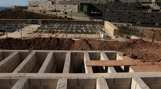 76 جثة بلا هوية.. سبتة تبدأ دفن ضحايا مأساة الحدود وست جثث في طريقها إلى المغرب..