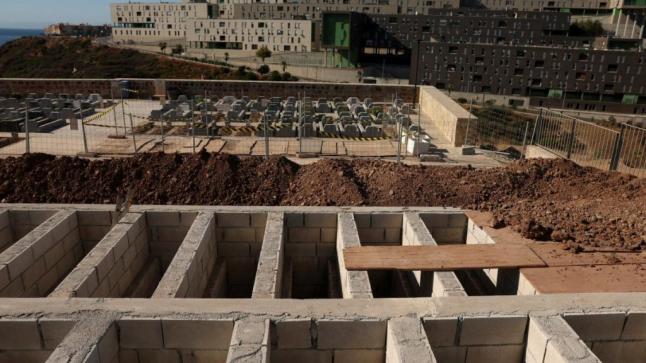 76 جثة بلا هوية.. سبتة تبدأ دفن ضحايا مأساة الحدود وست جثث في طريقها إلى المغرب..