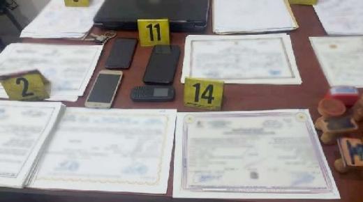 تفكيك عصابة من 11 شخصا متخصصة في تزوير الدبلومات الدراسية..