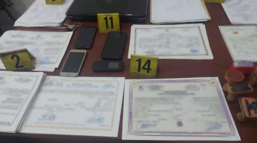 توقيف ثلاثة أشخاص متورطين في عرض ديبلومات وشهادات دراسية مزورة للبيع..