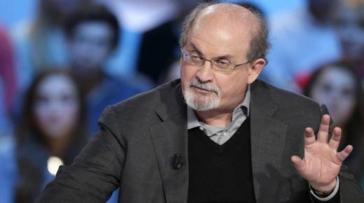سلمان رشدي صاحب “الأيات الشيطانية” المسيئة للرسول محمد(ص) يتعرض للطعن بعنقه بهجوم على المسرح في نيويورك..