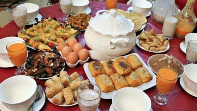 نشر صور موائد الإفطار على مواقع التواصل الاجتماعي .. بين التفهم والاستهجان￼