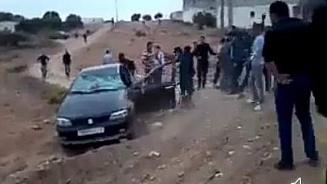 هذه حقيقة فيديو تحطيم سيارة بزايو انتقاما من رجل وامرأة كانا مختليان بها