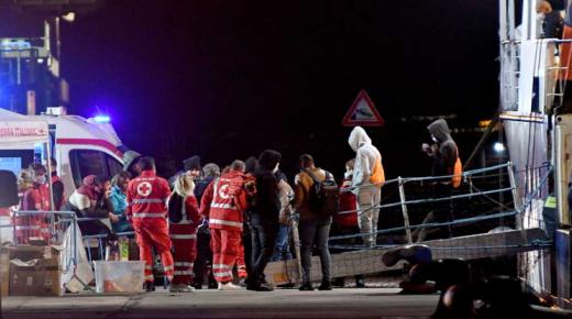 إيطاليا تسمح للقُصر والمرضى بمغادرة سفينة تحمل مهاجرين