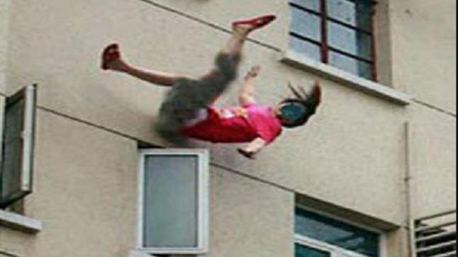 زوجة ترمي بنفسها من الطابق الخامس دقائق قبل موعد الإفطار..والأمن يفتح تحقيقا في الواقعة..