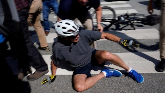 الرئيس الأمريكي يسقط عن دراجته الهوائية من دون أن يصاب بأذى ..