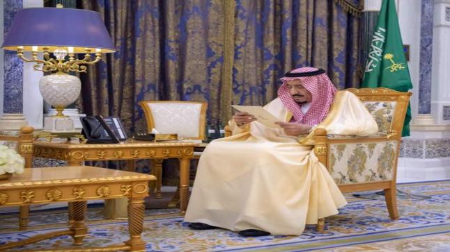 أول ظهور علني للملك سلمان عقب اعتقال ثلاثة أمراء سعوديين خططوا للإنقلاب على السلطة الحاكمة..